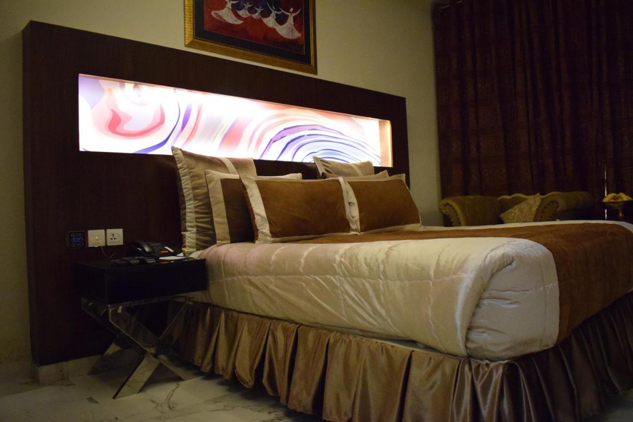 Hilton Suites Лахор Екстериор снимка